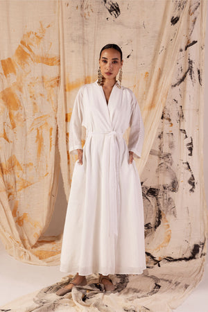 Elegant kimono-style dress in sustainable orange peel fabric, featuring a V-neckline, lace belt, side pockets, and flowing white stripes