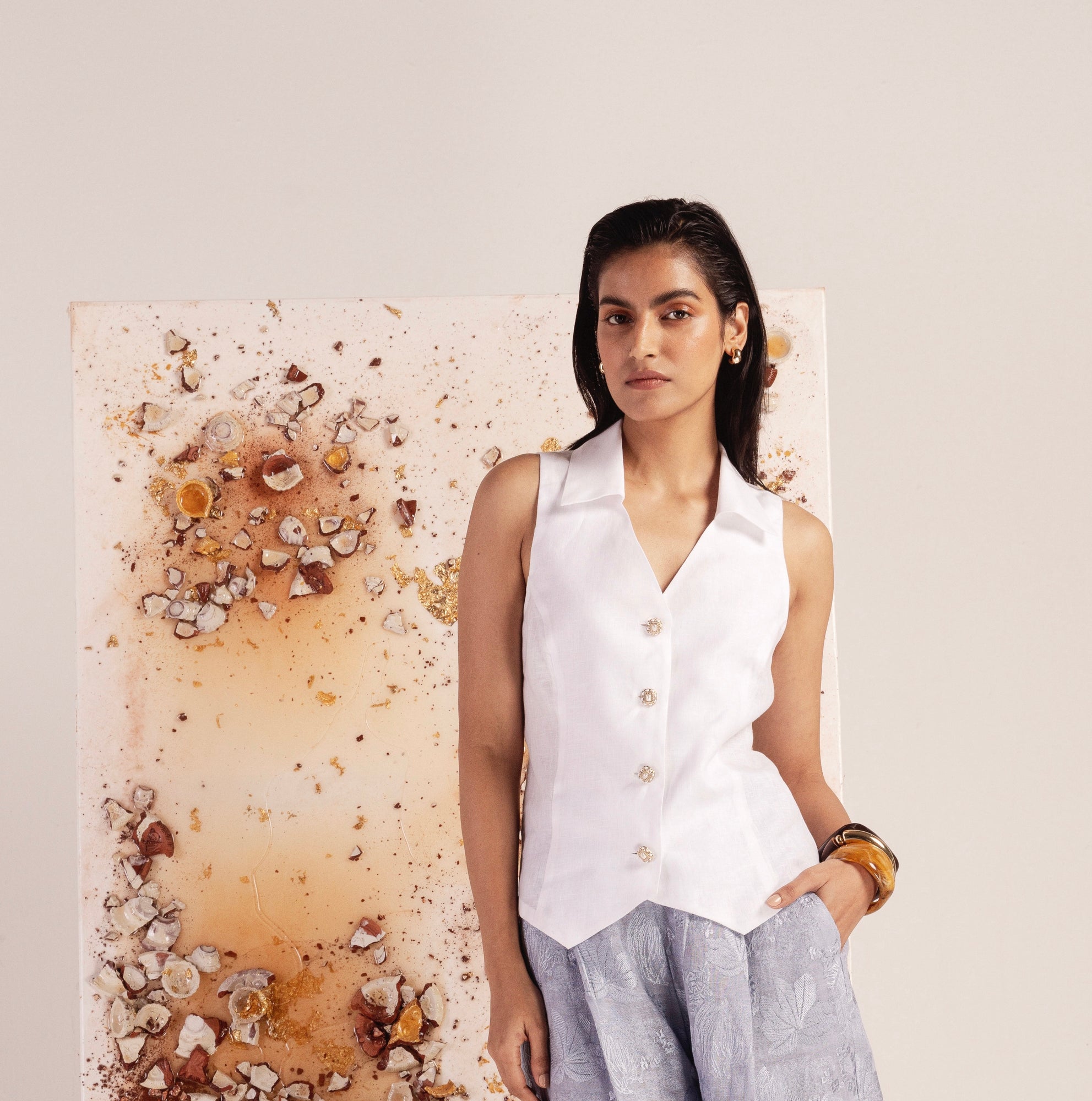 Elegant sleeveless waistcoat in milk white linen with pearl buttons, featuring a classic collar, showcasing luxury artisan craftsmanship
