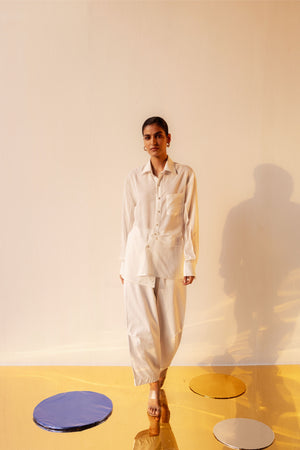 Elegant Valencia Peral Drift Shirt in premium handloom fabric, showcasing a refined silhouette and artisan craftsmanship