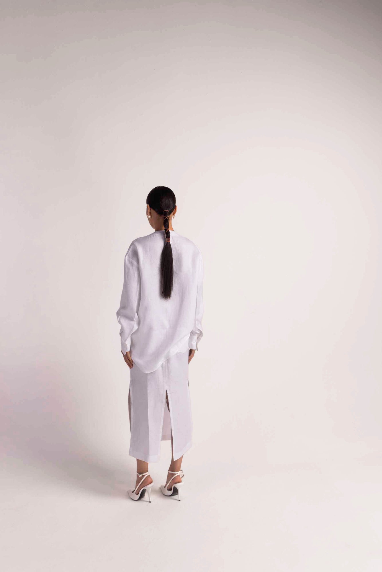 Elegant handloomed women's set in snowy white, showcasing premium fabric and artisan craftsmanship, epitomizing luxury womenswear