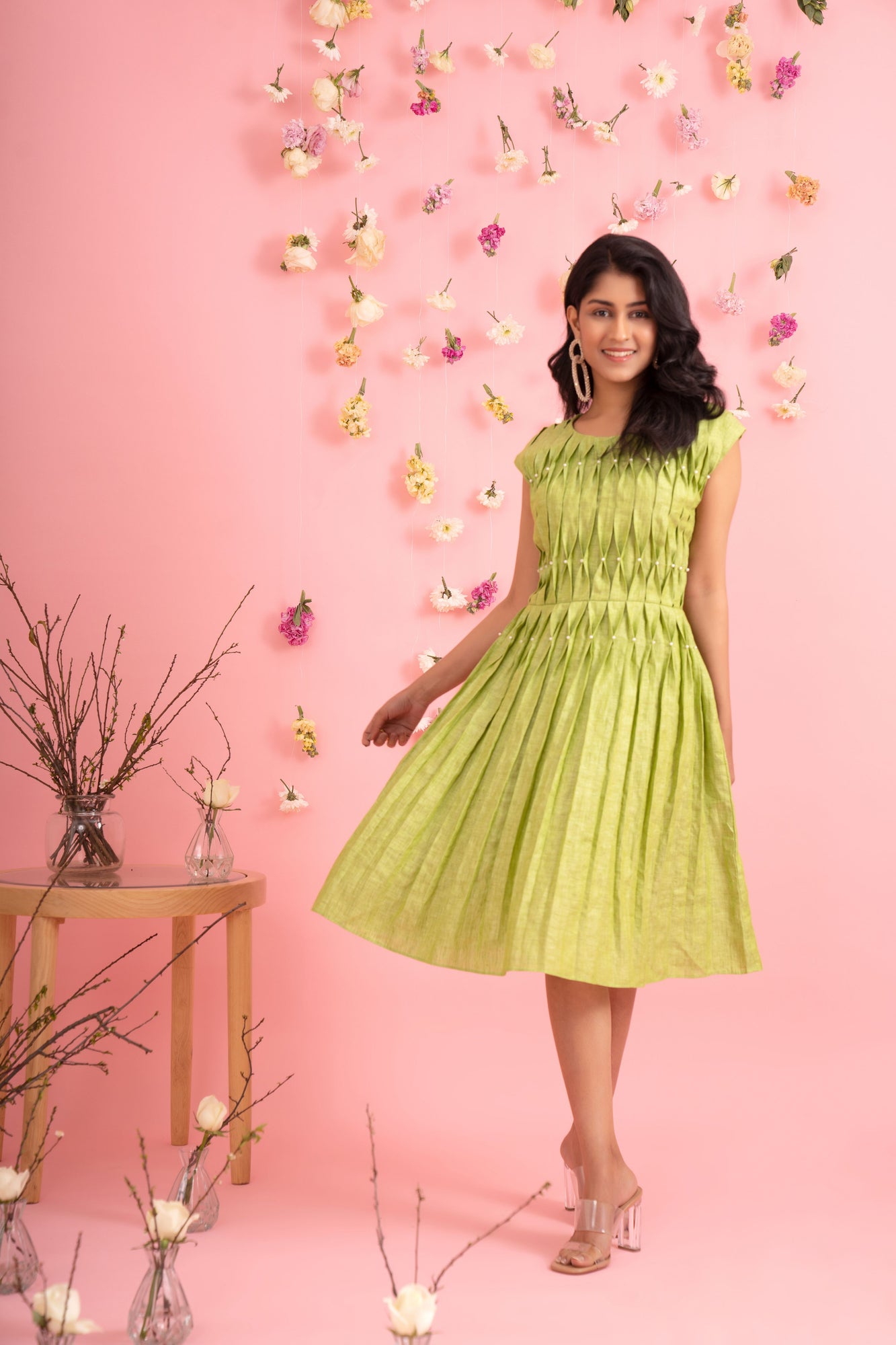 Elegant green linen dress with pleats, showcasing premium craftsmanship and luxury womenswear, perfect for sophisticated occasions